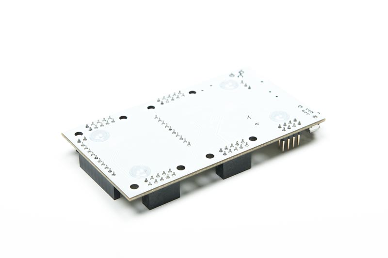 SB-001 ist ein stack2Learn Mikrocontroller Board. Auf diesem Board befindet sich ein Mikrocontroller aus der 8051-Familie. Es handelt sich um den Mikrocontroller AT89C5131A-RDTUM der Firma Microchip. Das Board ist 90 x 51 mm groß und momentan in der Farbe Weiß vorhanden.