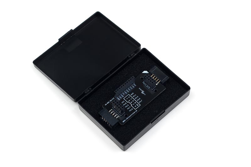AB-003 ist ein stack2Learn Zusatzmodul. Bei AB-003 handelt es sich um eine Adapterplatine mit Wannenstecker. Das Board ist 30 x 78 mm groß. Und momentan in der Farbe Schwarz vorhanden.